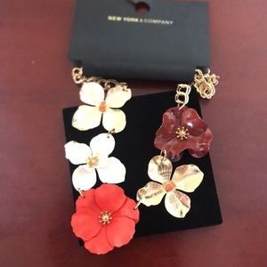 New York and Company Flower Necklace